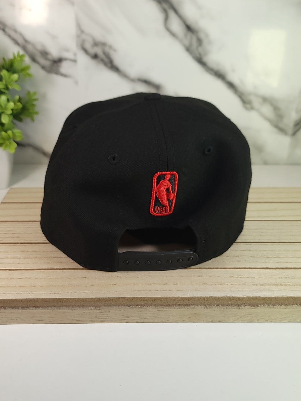 Toronto Raptors Black Cap with Red Embroidered Basketball Red Logo Snapback - Picture 4 of 8